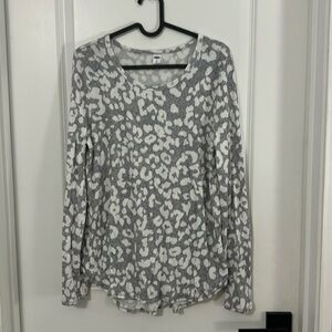 Gray leopard sweater like tee